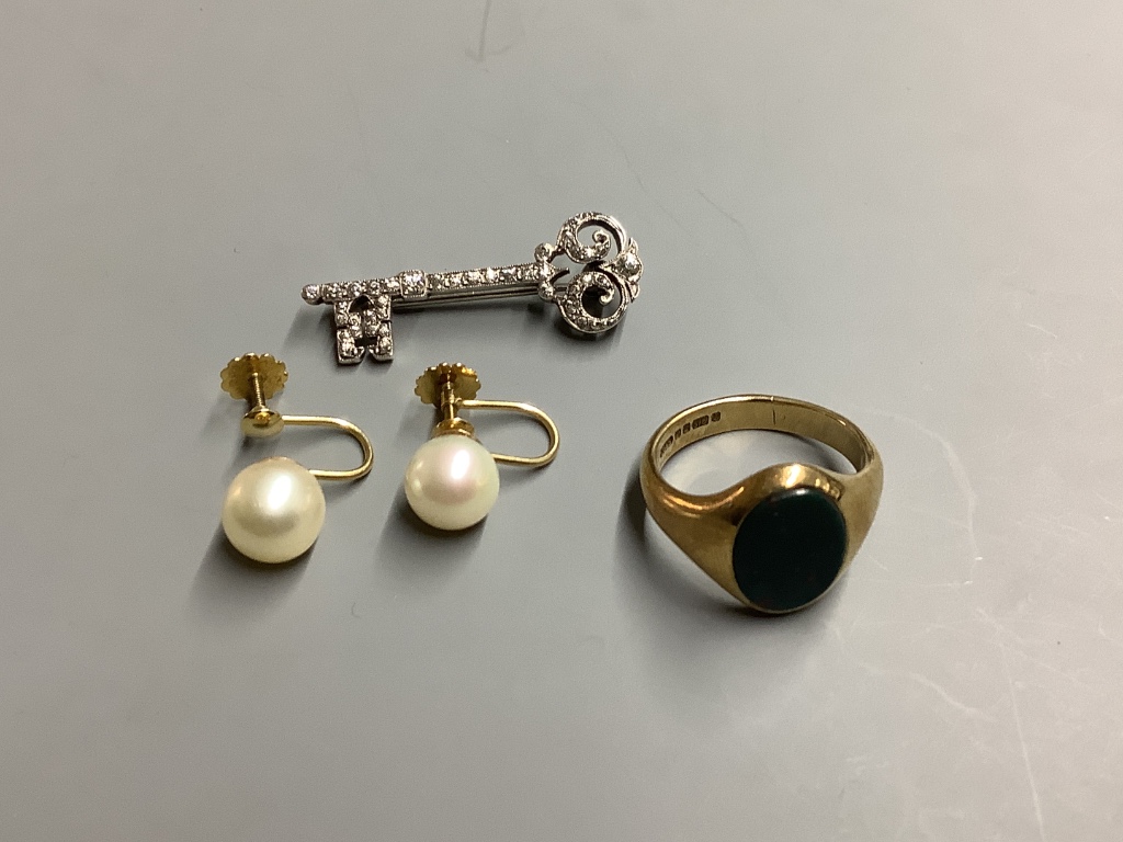 A 9ct yellow gold signet ring with bloodstone matrix, a pair of 9ct gold and pearl stud earrings, a white metal 'key' brooch and a cultured pearl necklace